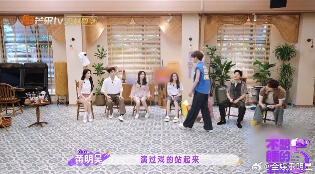 #唐艺昕两手一摊开始耍赖##不想睡的星期五# 遇到难题干脆摆出手势耍赖，唐艺昕这个小表情小动作，自带满满的喜剧效果。 ​