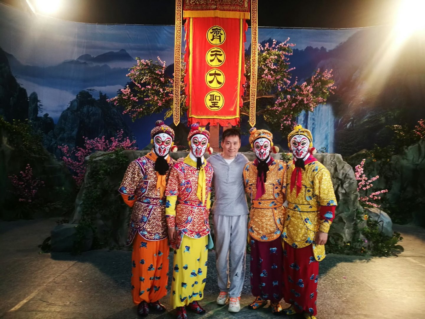 世家子弟，牛牛导演（红帽子）#京剧[超话]##大闹天宫[超话]##TVB[超话]##郭富城[超话]##郑浩南[超话]##黎姿[超话]##袁洁莹[超话]#，九四年便已去TVB发展，功力深厚 ​