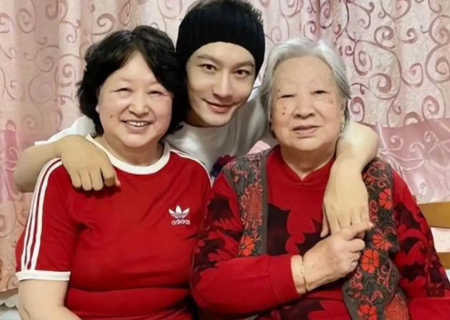黄晓明母亲张素霞：半生操劳，难圆儿女团圆梦,作为黄晓明的母亲，张素霞一生都在为家人奔波操劳。出身普通家庭的她身为长女，年少便扛起家庭重担，婚后勤俭持家、体恤丈夫，为人温和通透。养育儿子时，她严加管教、悉心栽培，一路陪伴黄晓明求学成长，见证他从青涩少年逆袭为当红演员。
儿子成名后，她别无他求，只盼其成