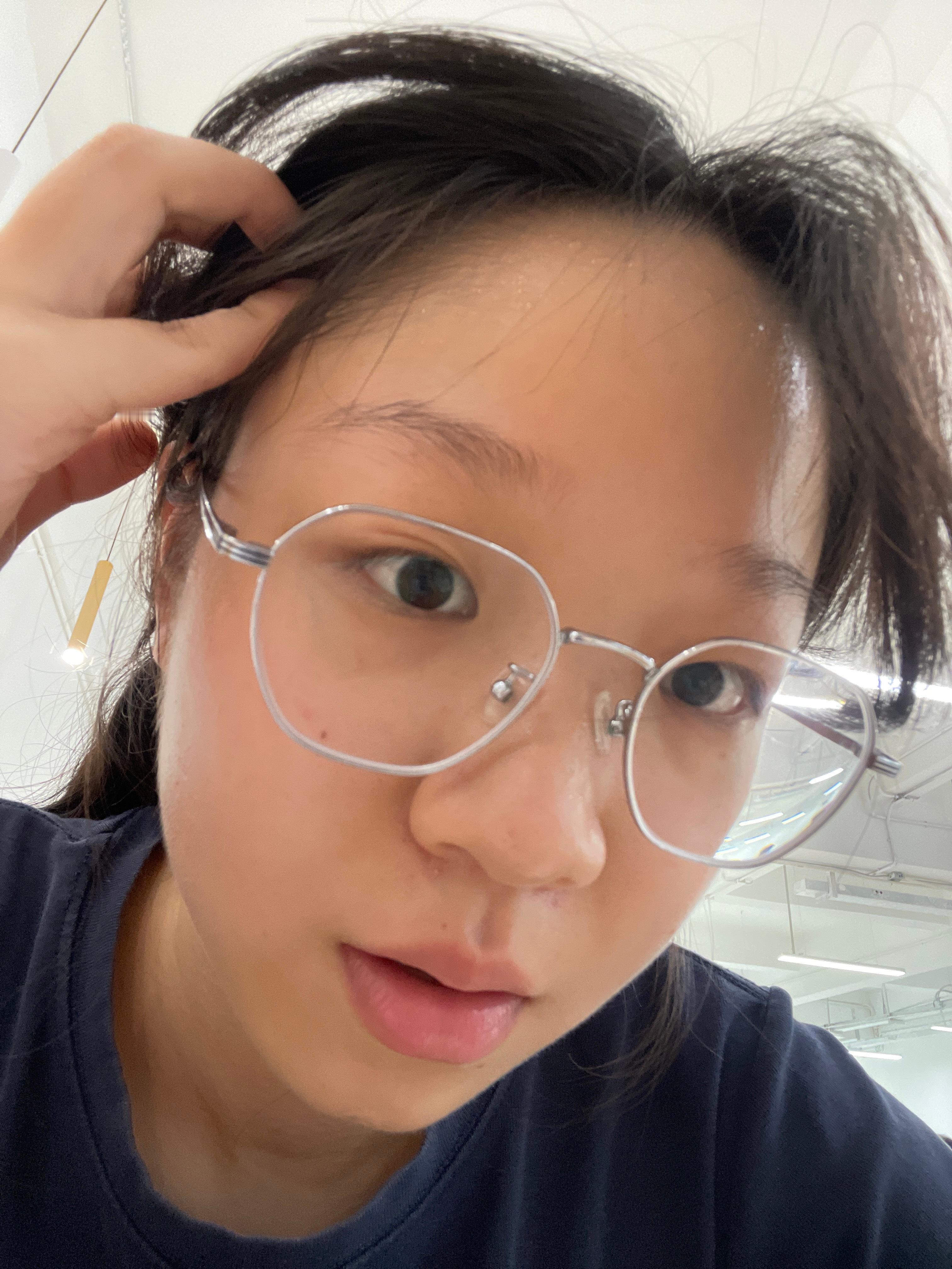 图书馆也太太太多人了吧 来了这么多次 人都是只多不少 座无虚席 每次都是坐犄角旮旯的地方 学校啊 我交了那么多学费诶 不是让我多利用资源吗 你倒是有啊 图书馆那么点地方 都不够坐 一直占座也不管 其他地方也没有自习桌椅 这才刚开学 期末周上哪复习去 今天去到最顶层好不容易找到空桌位 结果空调是坏 ​