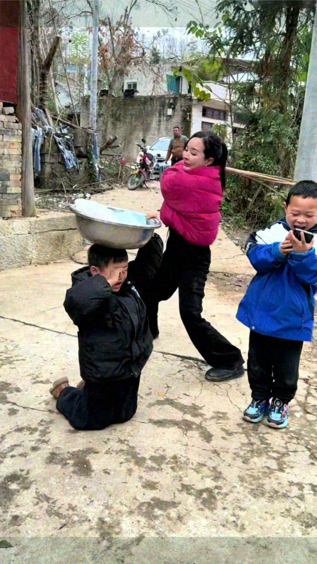 <p>后妈，亲生的，老公的，亲爹。 <!--{img:0}--></p...