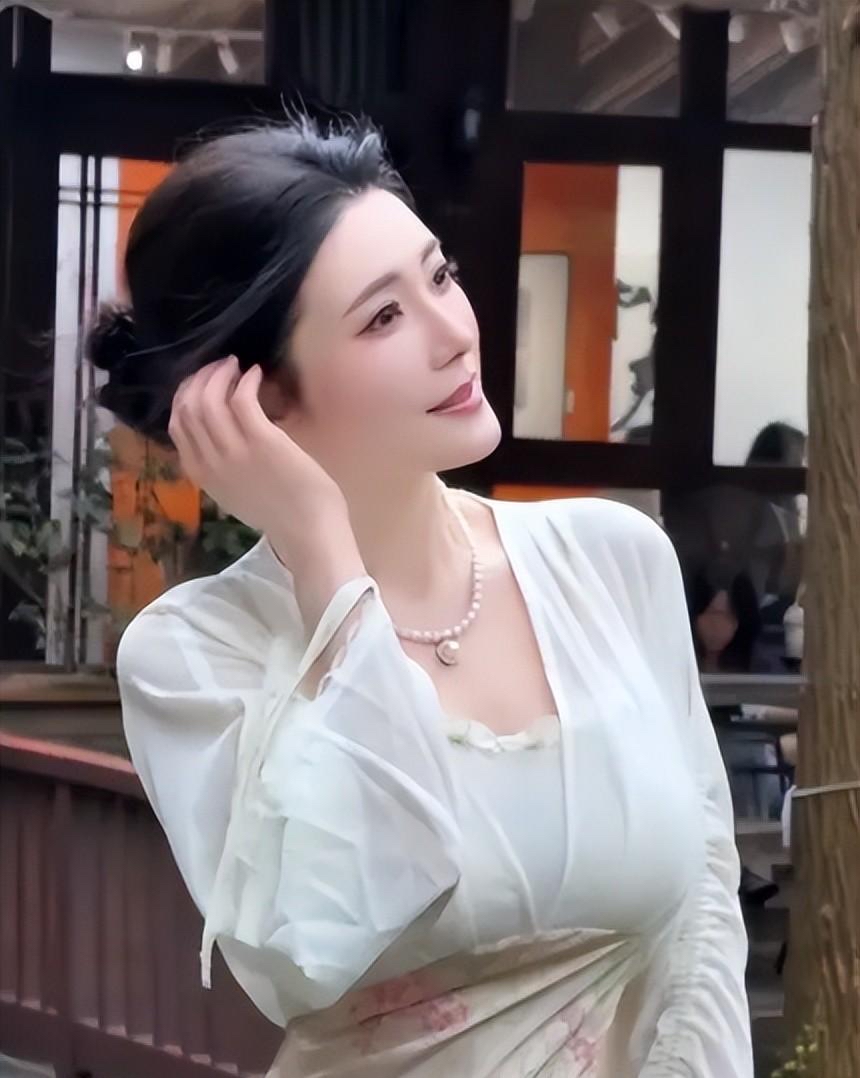 雷宇扬62岁离世，妻子马荔的低调告别为何让人重新改观

9月7日，雷宇扬离世的消息传出，很多人第一反应不是震惊，而是恍惚。那个港片黄金年代里满嘴机灵话、带着痞气的熟面孔，怎么已经62岁了？

更让人意外的是，他走得很安静。没有大张旗鼓的追悼会，没有昔日好友轮番发文，也没有媒体连续追拍，消息由妻子马荔