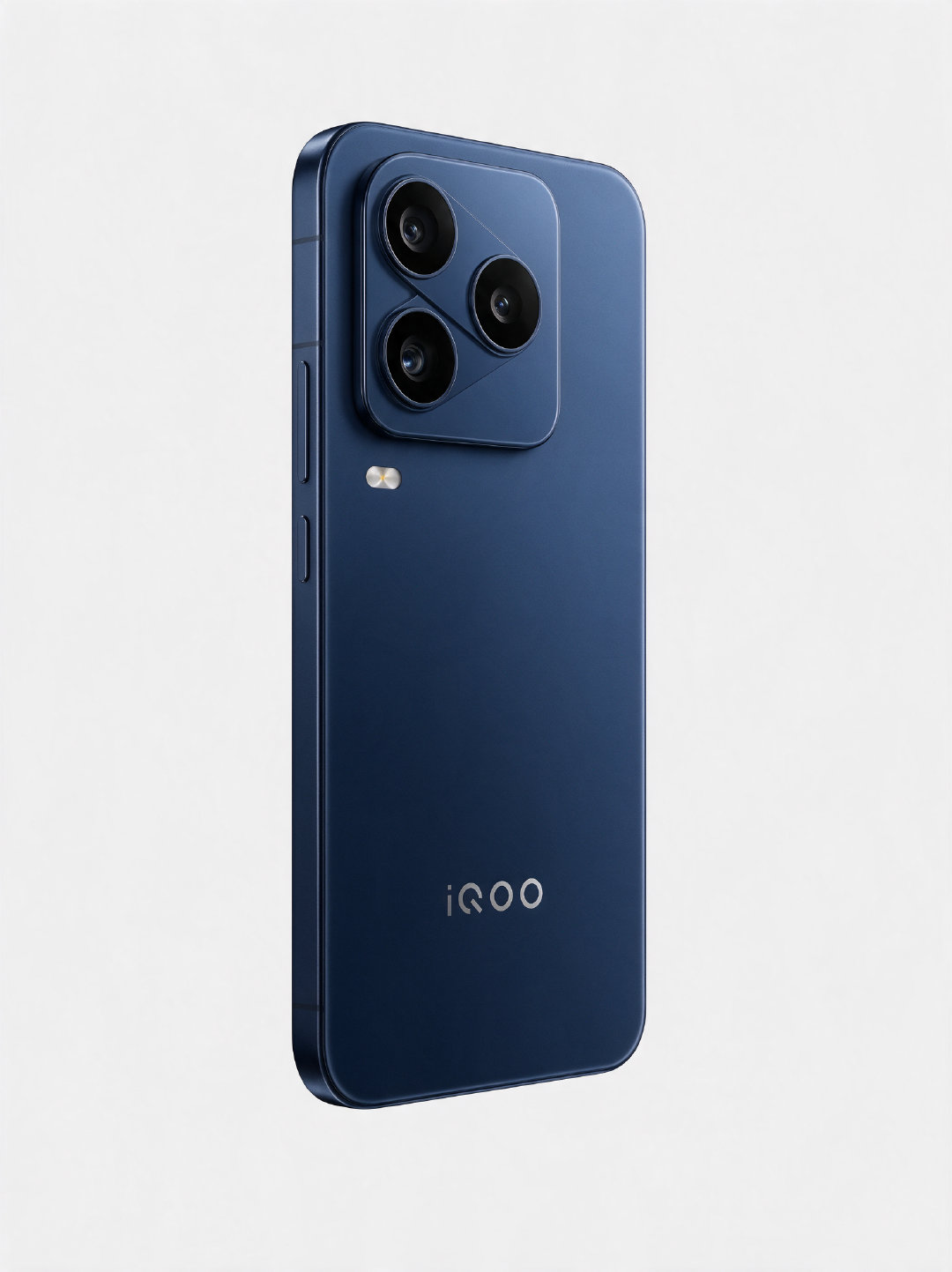 iQOO16 真机曝光了？
该说不说，这新机镜头模组改动的蛮有趣的，辨识度这块算是拉满了；

而且整机的细节与质感也相当不错。[doge] ​