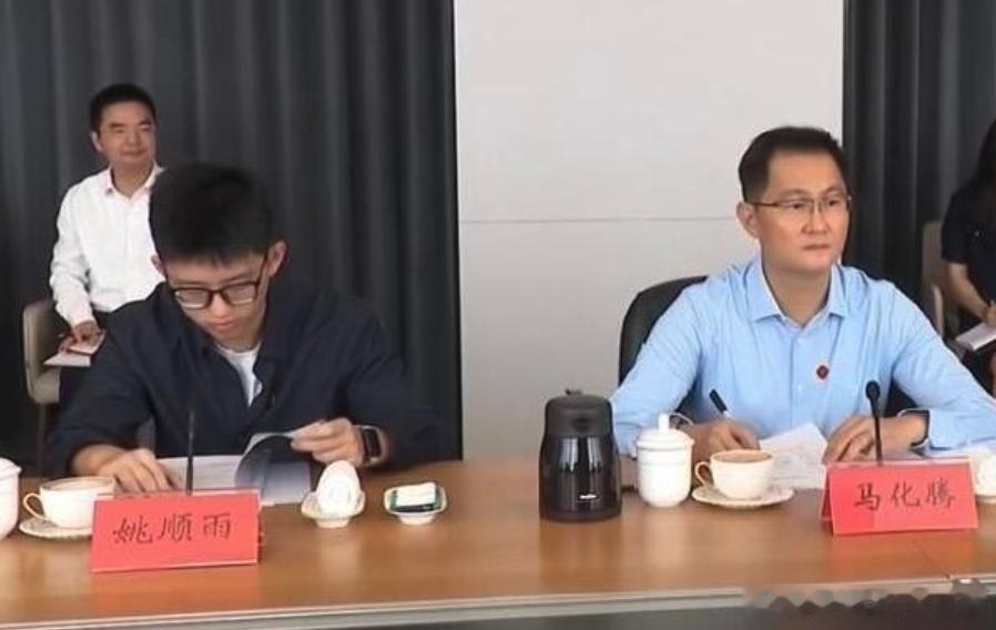 最近一张图，在科技圈悄悄传开了。

据公开报道，画面里马化腾身边这位年轻人，是腾讯首席AI科学家姚顺雨。

很多人可能对这个名字还比较陌生，我简单捋一下整件事的来龙去脉。

早在去年年底，姚顺雨正式加入腾讯。
在此之前他是OpenAI的研究员，清华姚班、普林斯顿博士。
如今行业大火的AI智能体底层 ​