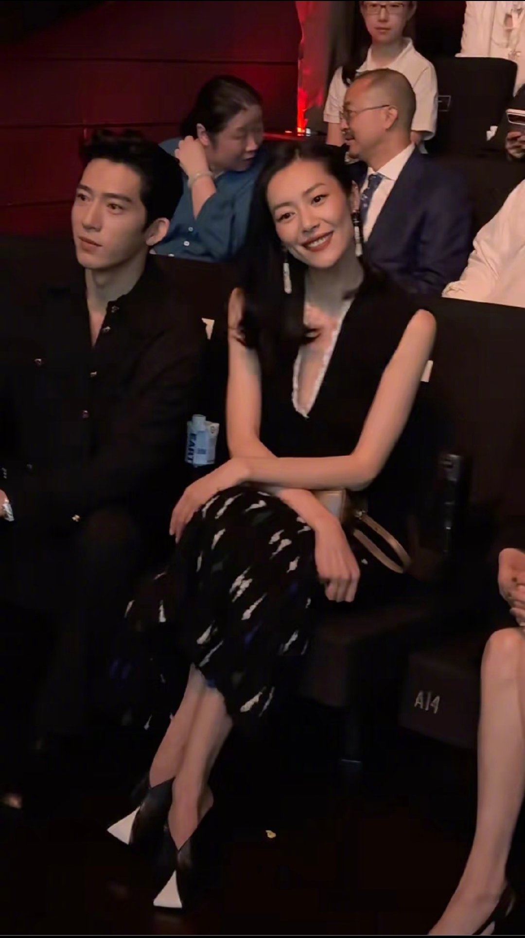 #井柏然刘雯香奈儿活动同框##刘雯井柏然香奈儿活动同框# 好养眼呀，看完剧磕上真情侣了 ​