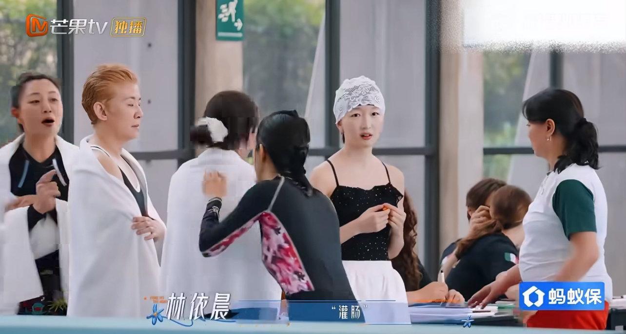 #邓为林依晨听到灌肠的反应##花儿与少年# 教练一句“不然没准还能灌肠呢”，邓为和林依晨同时低头捂脸。两个人谁也没看谁，但肩膀都在抖。花少8的默契，在这一秒达到了巅峰。 ​
