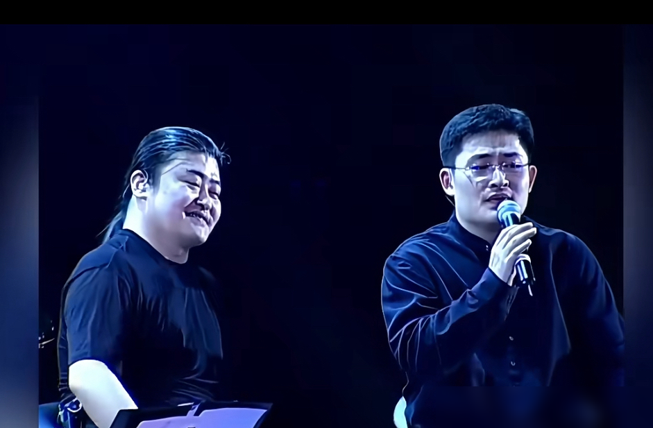 骗了全国观众十几年！《父母爱情》那首经典的片尾曲，根本就不是刘欢唱的。
原唱叫刘啸，是刘欢小10岁的亲弟弟。兄弟俩嗓音简直像复制粘贴，连铁粉都听不出区别。
刘啸本职是个电台主持人，这首曲子他从大学开始写。当时嫌自己太年轻驾驭不了，硬是把歌压在箱底，缝缝补补打磨了整整16年。
能火遍全国纯属意外