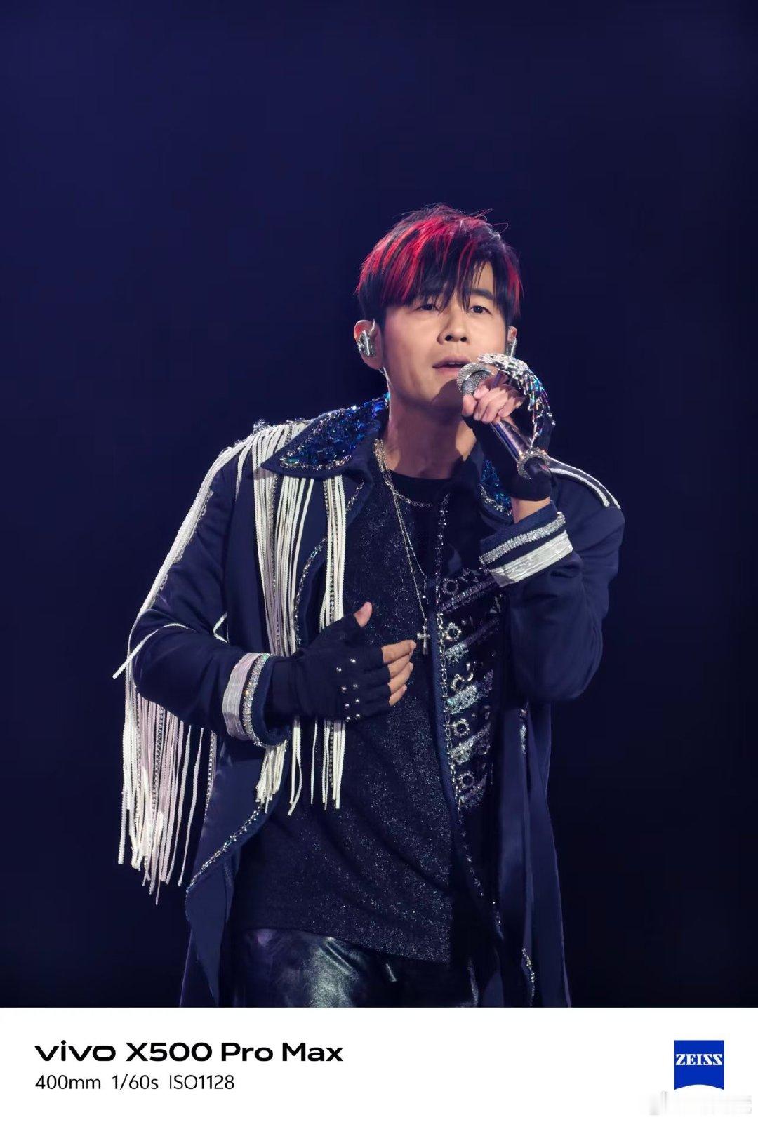 #vivo[超话]##杰伦粉丝出图胜负欲太强了# 在杰伦的演唱会上粉丝们都很卷，用vivo X500 Pro max拍杰伦演唱会的照，vivo X500系列，妥妥的拍照神器 ​