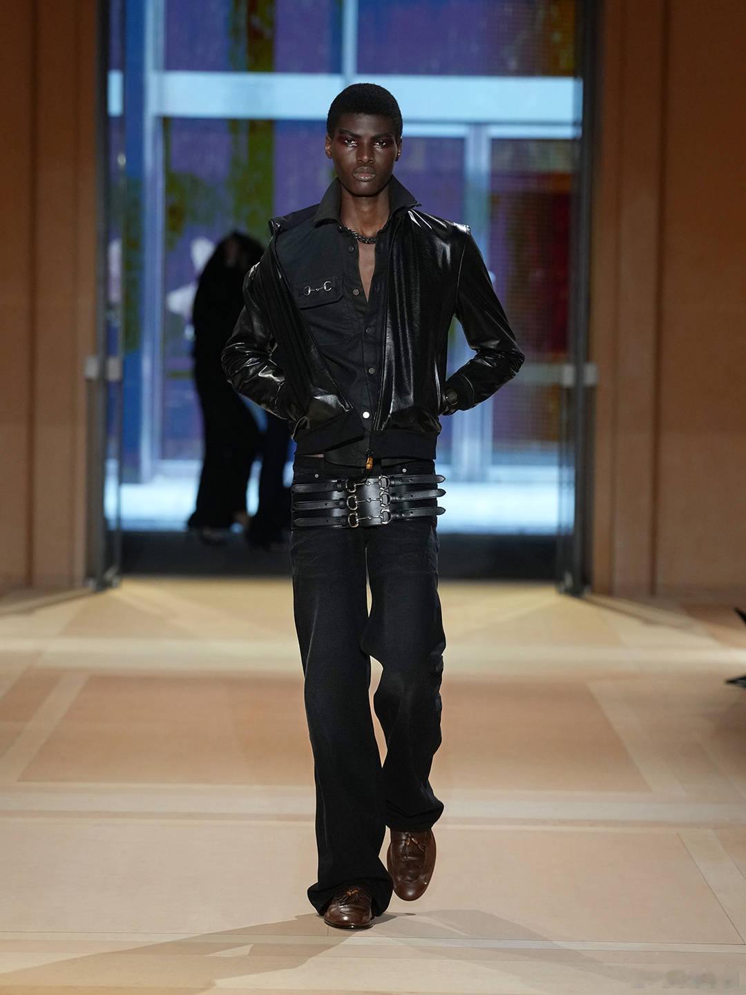#GucciTheStoreShow#结构感剪裁、细腻皮革与精湛技艺，以恰到好处的分寸与设计构筑男士着装的自由秩序，尽显古驰美学的立体风格与奢华力量。点击