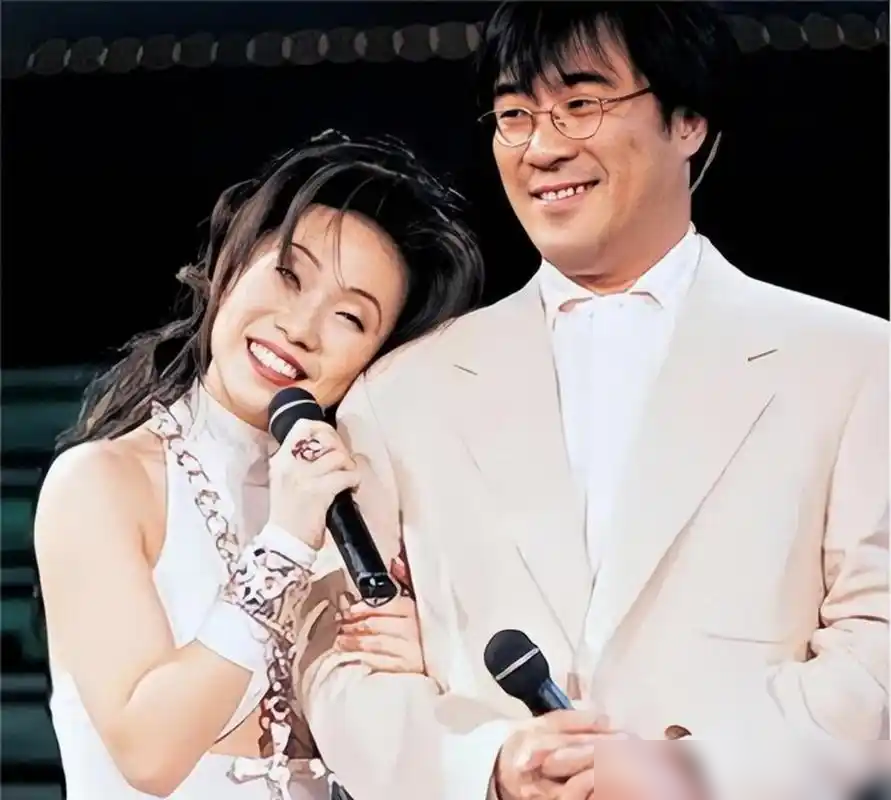 1994年，李宗盛回家摊牌，林忆莲怀孕了。
他老婆朱卫茵没哭没闹。第一句话是，那你想怎么办。
李宗盛说离婚。她点头，行，房子、存款、孩子归我，你以后的版税我一分不要。
签完字，她给林忆莲打了个电话。不是骂，是叮嘱：他胃不好，半夜写歌要喝热牛奶，你别让他喝凉的。
后来李宗盛写了《领悟》，那句愿