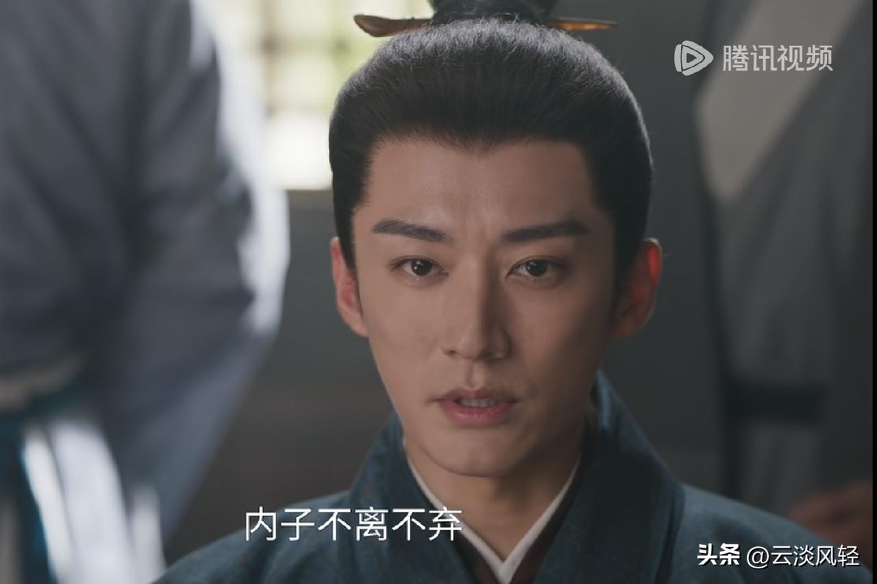 第40集预告直接把人性撕开了。袁绍辉要纳妾，理由是传宗接代。林锦岐当众撂下一句：就算绝后，也不纳。
同一个宅门，两种活法。
谭松韵演的兰香没哭没闹，刘学义这角色是真硬。孙俪、宋威龙都下场给谭松韵吆喝，刘学义也靠林锦岐翻了身。
结果呢？袁绍辉绝后，人也没了。林锦岐和兰香，儿女双全。
有些男人把