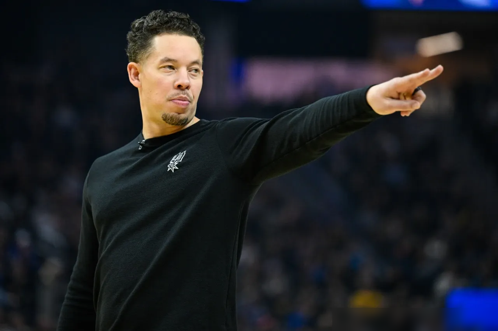 文班亚马下巴重重砸在地板上，整个马刺的季后赛前景，可能就这么一下，摔没...