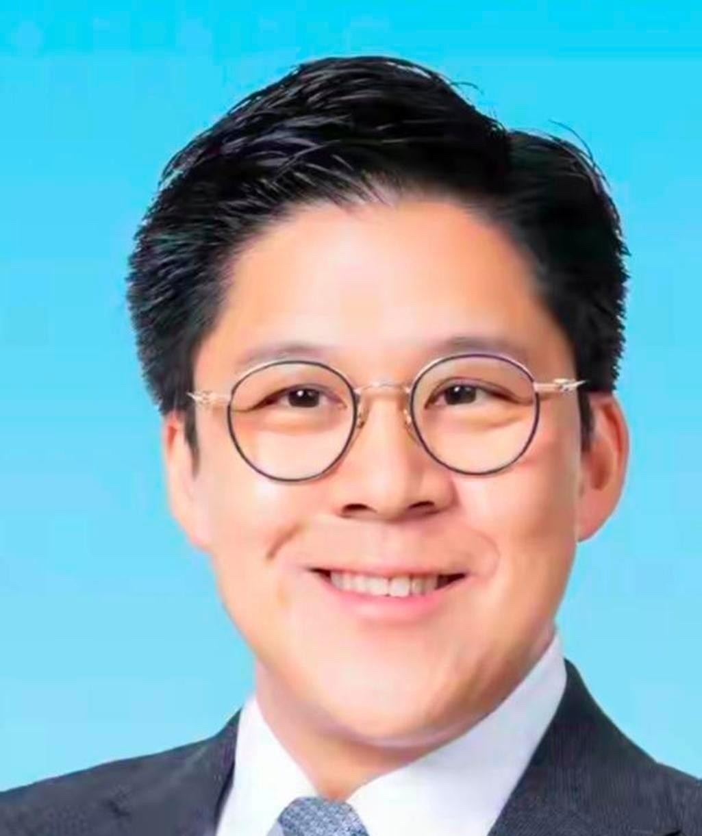 现在霍家确实很难跟李嘉诚掰手腕了。原因很简单，不是霍英东当年不够厉害，也不是霍家后辈没人，而是两家走的路早就彻底分开了。李嘉诚几百亿美元身家稳坐香港首富，港口、零售、能源铺到全球；而霍家，在各大富豪榜前五十名里甚至都很难找到名字。

但拿那张纸上的数字去衡量两家，本身就是外行看热闹。

李嘉诚的盘子