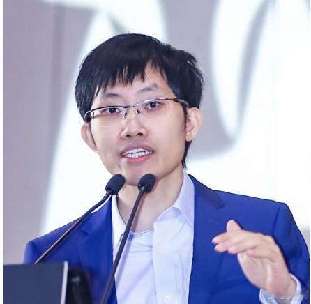DeepSeek 披露：正用国产芯片训练下一代模型，"必须成功"
9 月 20 日，DeepSeek 举办投资者活动，梁文锋通过网络电话参会。为防泄密，投资者到场需上交手机和所有电子设备，只发纸笔记录 —— 这阵仗本身就说明内容分量。
会上披露的关键信息：
▫️ 用更多国产芯片训练模型，是 DeepSeek 当前最重要优 ​