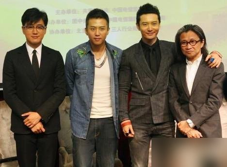 一张四人合照炸了，全网都在问佟大为凭什么赢。没绯闻不炒作，这人闷声干了件狠事。
你看黄晓明，还在跟“油腻”俩字较劲。邓超泡在综艺里，演员味越来越淡。唯独佟大为，往那儿一站，清爽得像刚洗完脸。
再看作品。6月《昨夜将至》上线3集冲飙升榜第一，10月《玫瑰的故事》提名飞天奖。一年两部，部部有响。