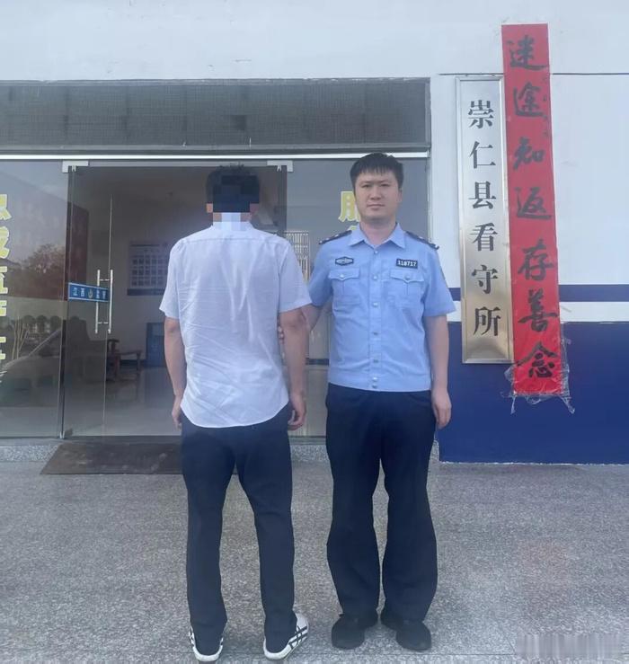 #男子多次恶意举报足浴店涉黄被行拘#
有些人谈恋爱靠沟通，这位却把110和12345当成了“查岗软件”。不想女友在足浴店工作时接触其他男性，就反复举报店里涉黄，还指定民警晚上8点到10点来查。公共服务电话到了他手里，活像一只私人遥控器。

崇仁警方从3月至9月多次核查，未发现该店有涉黄行为，认定欧 ​