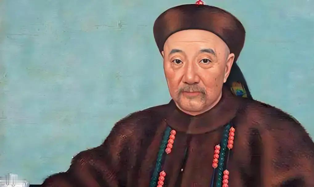 慈禧太后赐婚的圣旨传到左府时，七十一岁的左宗棠望着烫金帖子沉默良久。

他接旨谢恩，转身就把管家叫来。“西跨院收拾出来。要向阳的屋子。”
章怡进门那天下着雨。她踩着小凳下轿，盖头下瞥见一双旧战靴停在跟前。左宗棠没碰她的手，只对喜娘说：“扶稳了。”

晚上红烛高烧。章怡抖着嗓子说完那句话，左宗棠正在解
