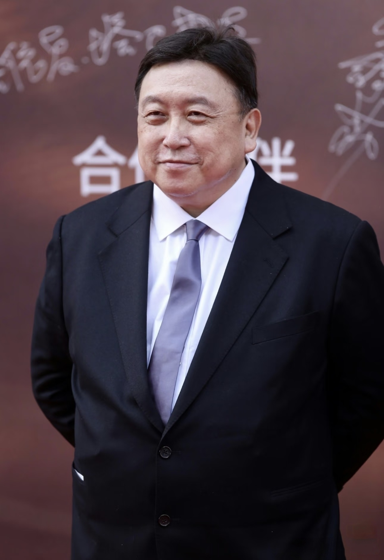 王晶这回把周润发的底给揭了。他说发哥私下几乎没朋友，跑友就只是跑友，凑一块喘气行，交心免谈。

原话很直白：我很懂他，但从来不是走得近的朋友。他还补一刀，说越会当明星的，越没真朋友，刘德华也一样。

其实想想也是，我楼下卖早饭的胖婶还跟熟客唠：名气越大，越怕被人围着图点啥。发哥晨跑不爱被人跟，不是摆
