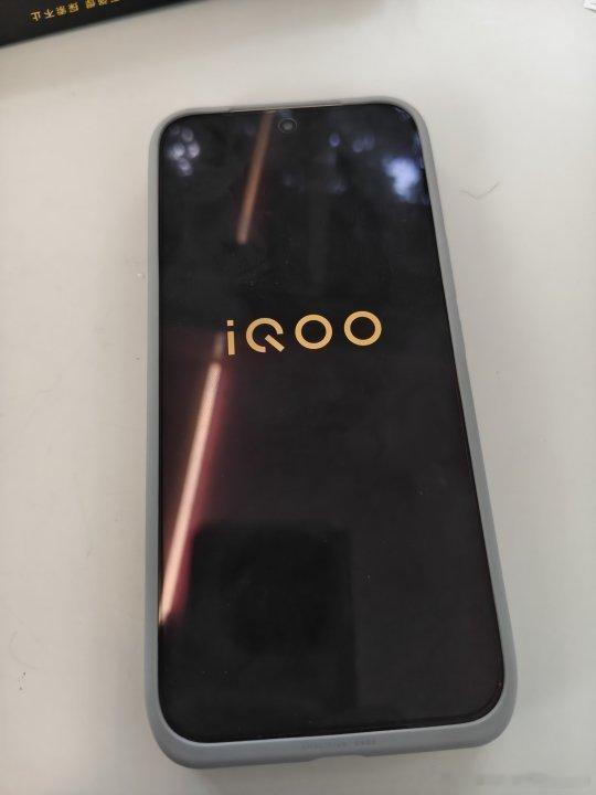 终于换上iQOO16，游戏表现超出预期，运行流畅不卡顿，温控做得不错。屏幕色彩看着舒服，快充很省心，拿在手里质感很棒，是一台很不错的旗舰手机。#iQOO 16晒单 ​