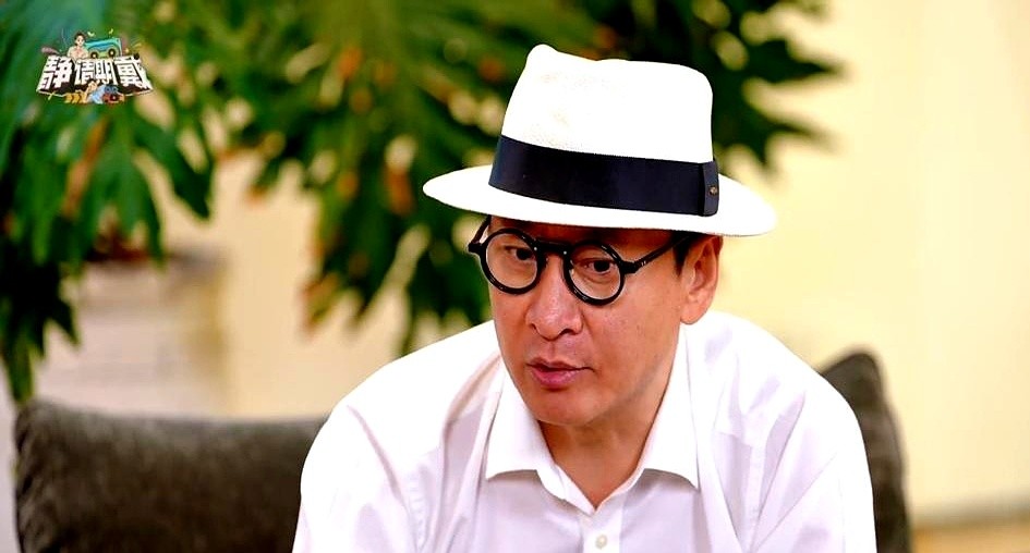 56岁的周杰，没结婚没孩子，戴军问他老了谁送终。

他直接说想找个女朋友，把李静都给逗喷了。

很多人以为他当年是没戏拍才退圈，其实不是。

当年凭“尔康”红遍大江南北，他亲眼在片场看见那些老戏骨，被当成透明人，连口热乎饭都吃不上，尊严扫地。他不想老了也那样被人嫌弃，于是自己主动走了。

这十二年，