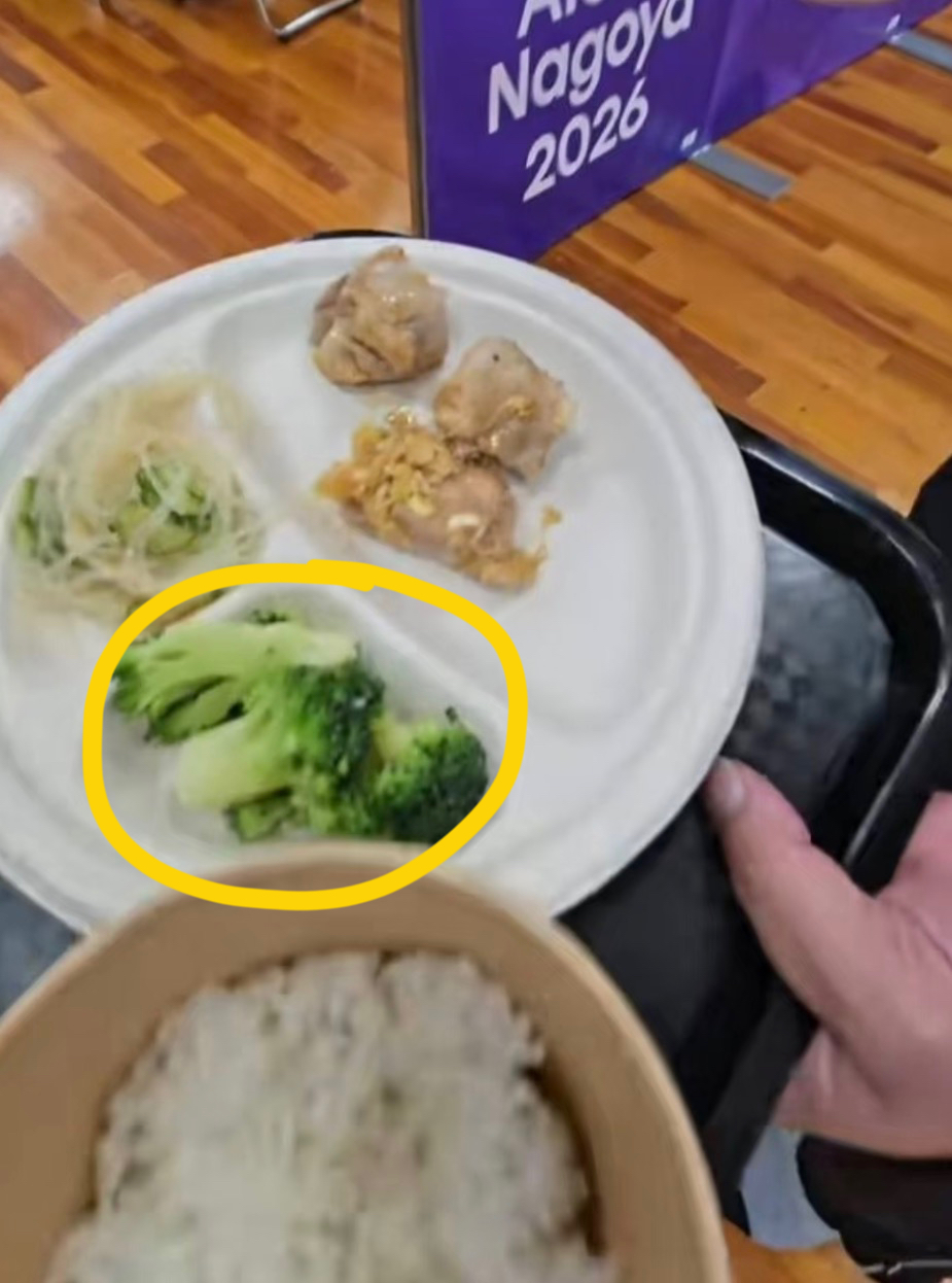 日本亚运会的餐食遭吐槽，这还不如隔壁的泡菜宴会吧

泰国选手在外网晒出了供应的餐食，白餐盘上有西兰花、娃娃菜、鸡肉、这是土豆丝还是萝卜丝？这是低配版的减脂餐么，貌似西兰花和娃娃菜还是二选一，不能都要，他们物资已经匮乏到这个地步了吗？还不如隔壁的泡菜宴会，起码白菜管够。