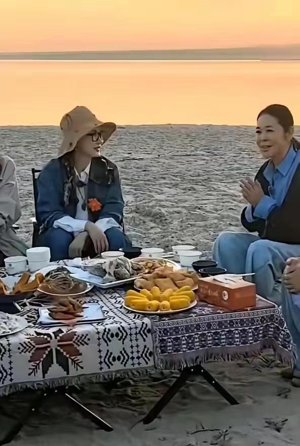 倪萍如今那么高强度的工作，真的让人觉得她很缺钱，
把“高强度工作”和“缺钱”直接划等号，这个推断本身就值得掰扯掰扯。
一个人愿意接活、还能接活，原因远不止经济压力这一种。有人是闲不下来，有人是享受被需要的感觉，有人纯粹是职业惯性使然。
尤其对在聚光灯下待了大半辈子的人来说，离开舞台的那种失落感，可能