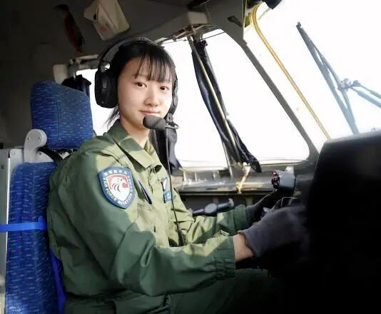 2026年新录取空军飞行学员送往空军航空大学报到现场一位很帅气的少校。...