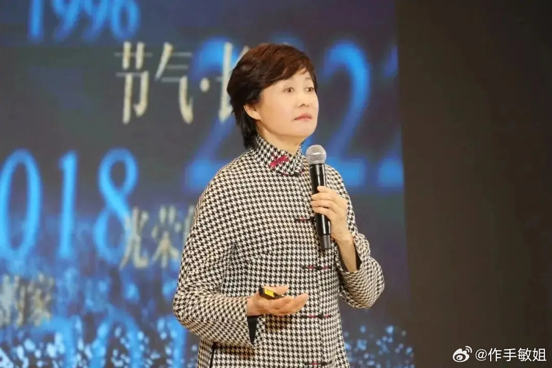 惊悉敬一丹老师离世，不胜悲痛。

一代新闻人的标杆，观众心中温润坚定的 “敬大姐”。一生秉守真诚清醒，用声音记录时代，用良知映照人间中国青年。

光影虽逝，风骨长留。敬一丹老师，一路走好#敬一丹光荣的追寻# ​