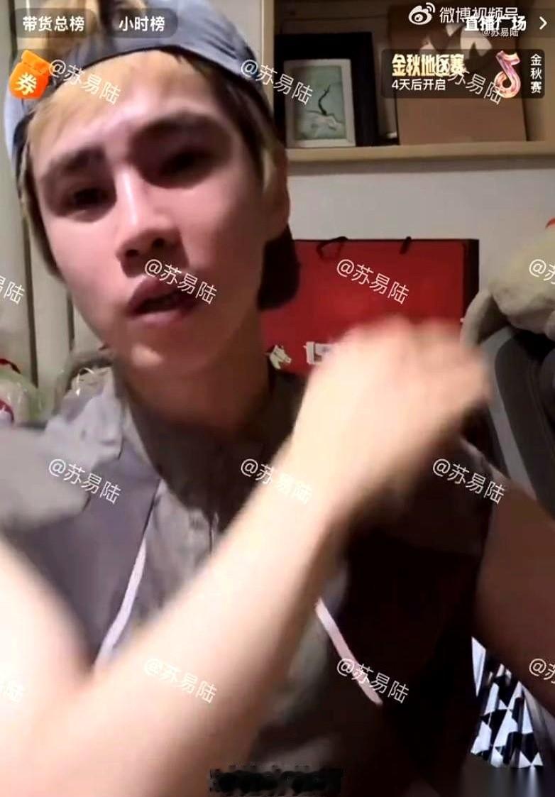 前狗仔在直播间连说了几个“有”。
关于于正到底有没有孩子这事儿，就这么猝不及防地又被锤了一锤子。
大半夜刷到这个切片视频，我其实一点都不惊讶，甚至还觉得有点好笑。
早在《延禧攻略》霸屏那阵，这事儿的底裤就差点被网友给扒穿了。
那个叫“Oliver的新生”的隐秘小号，一口一个“海外得子”，字里行间那种