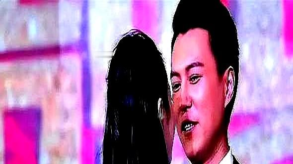 拍牺牲戏直接跟导演李雪吵崩，整组人僵在原地。

这是当年《伪装者》片场。宋轶情绪卡死，胡歌一句大道理没劝，直接拿手帕盖住她眼睛，说了句“再来”。情绪瞬间顶出来，戏一条过。

十年后《豹隐南山》路透出来，网友都说她眼神带刀，当年那股狠劲一点没丢。

圈里拍戏较劲的见得多了，但能接住你脾气、关键时刻推你