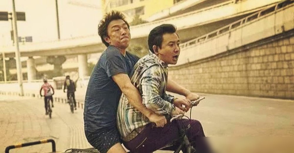 黄渤跟沈腾之间，差的已经不是票房，是“认命”两个字。

沈腾2026年干到400亿，影史头一个。黄渤254亿，排第四。150亿的窟窿，看着是数字，其实是两条路。
黄渤最早让人记住，靠的全是“被生活踹翻还硬挺着”的倒霉蛋。黑皮、耿浩，哪一个不是灰头土脸、满脸写着“别欺负我了行吗”。观众就吃这一套
