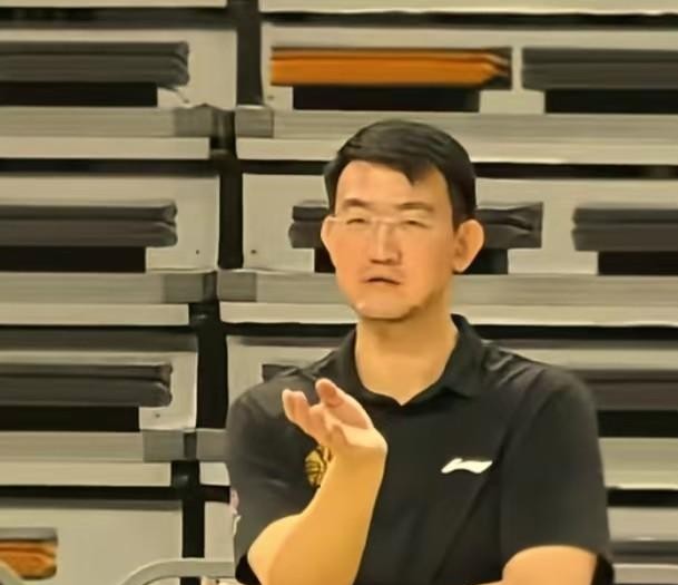 广厦客场打广东这出大戏还没开打，王博赛前这番话听着客气，底下全是在给对手下套。
谁能想到，这赛季的广东队直接变了天。
杜锋和朱芳雨退到幕后，教练席换了面孔，阵容也大洗牌，前两场硬生生连跪两把。换作以前，宏远开局打成这样早被唾沫星子淹了。
偏偏王博接受采访时嘴甜得很，先是祝杜锋朱芳雨往后顺遂健康
