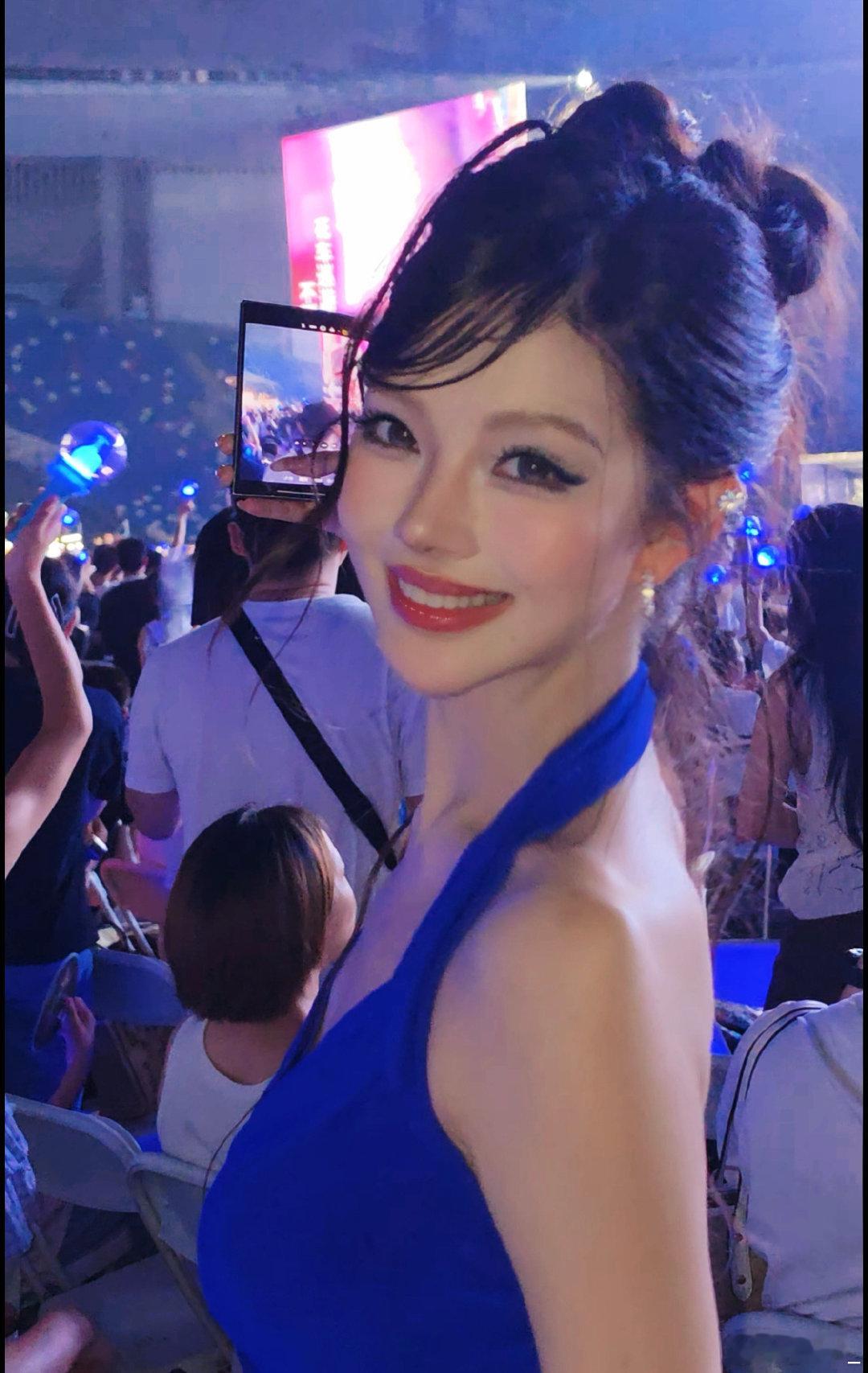 来看童年回忆了！
#张韶涵玩家巡回演唱会##张韶涵演唱会换装##张韶涵成都演唱会##三星zfold8# ​