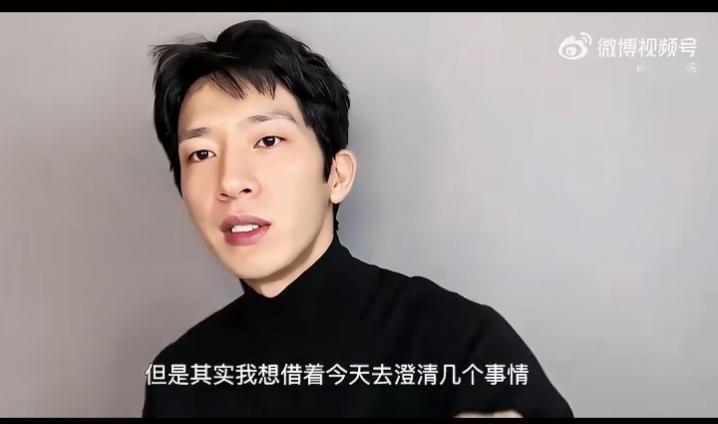 井柏然&39;直播澄清了，
关于他家里的一些事情，大家不要再乱传了。
我没有出生28天就被母亲抛弃的说法，我和我母亲的感情非常好。

并不是网上传的被父母抛弃，跟着奶奶一起生活，小小年纪就出来打工赚钱，这些都不是真的。

我的爸爸其实他也很爱我的家人，我也不知道这个新闻是怎么传出来的，希望大家不要被骗了。