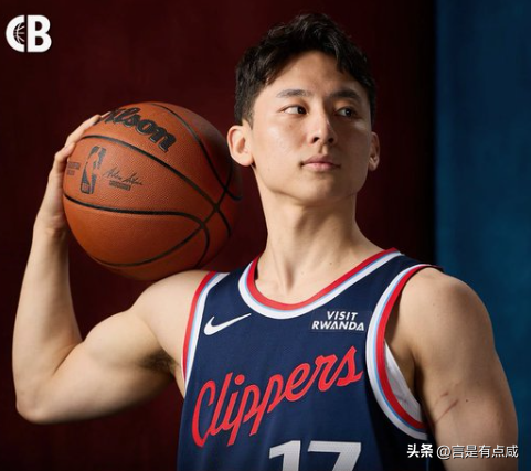 还是感慨万千，虽然河村勇辉在NBA是小角色，比饮水机球员稍微强一点，也辗转了多支球队，但是依然在美国寻找机会，也不回日本，说实话，确实令人佩服。

河村勇辉身高只有1米7，还是太