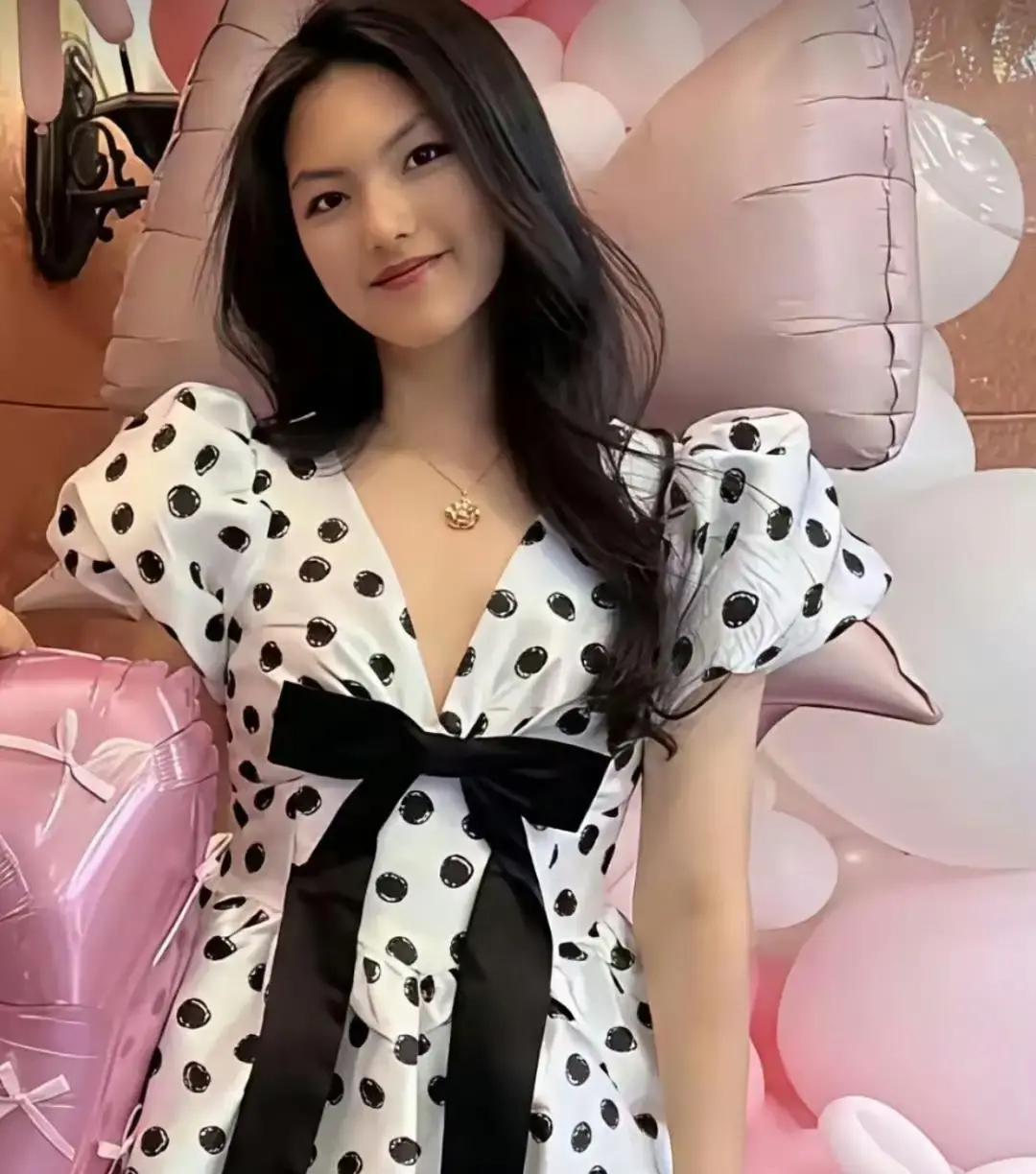 同样是当年《爸爸去哪儿》里被全国观众看着长大的小姑娘，李湘和陆毅养女儿的路子彻底走向了两个极端。
王诗龄每次露面，浑身上下都是低调又奢华的贵气，名牌加身、名校打底，言行举止里全是李湘当年那股雷厉风行的气场。
满脸都写着不差钱的底气，一看就是顶级资源和财富硬生生砸出来的名媛范。
转头再看陆毅晒出