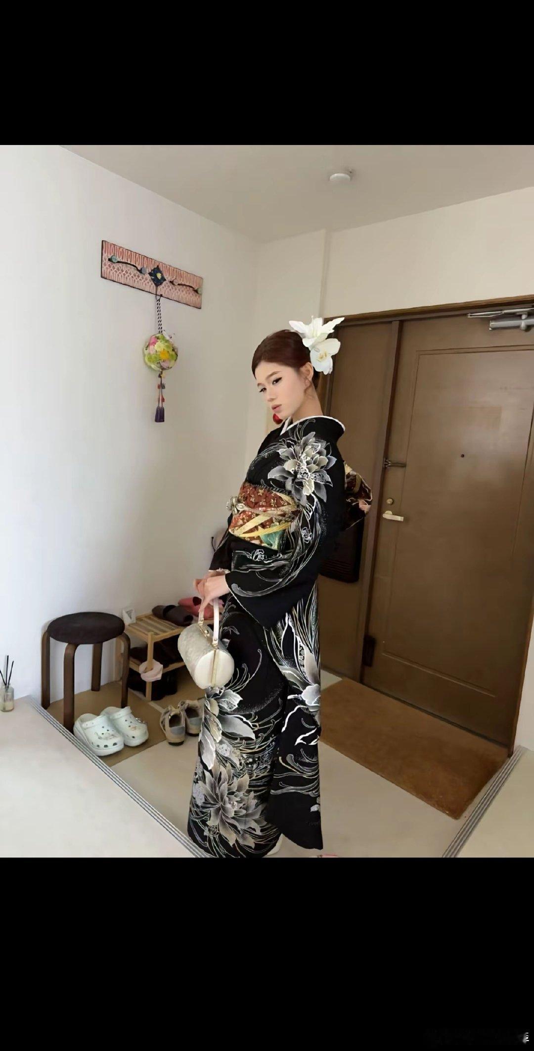 孟以钦凭借“黑道千金”风格视频（一袭和服坐进GTR战神）刷了一天的黑道千金竟然是中国人吗#GTR ##R35##日产##黑道千金##孟以钦# ​