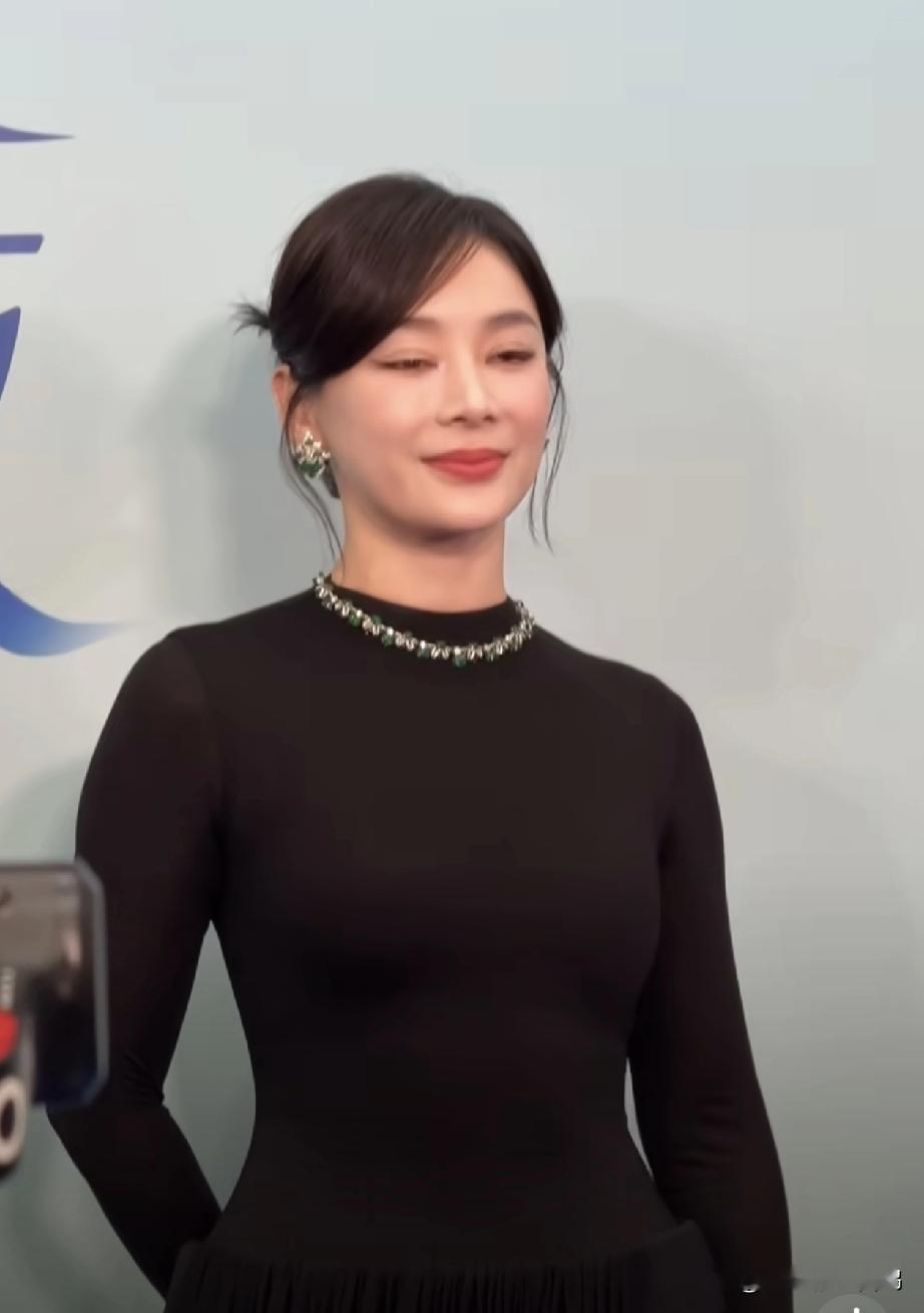 袁姗姗38岁，不演少女了。
 她穿黑针织裙戴祖母绿项链，被叫“高智感小...