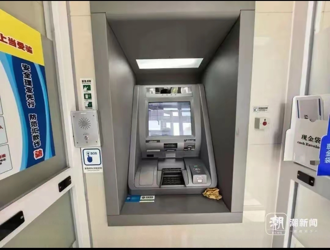 杭州邹女士这次3万现金被吞1万多的经历，之所以引发大量共鸣，不只是因为钱款数额大，更是戳中了无数人相似的糟心遭遇。
 
9月7日，邹女士带着清点完毕的3万现金存款，全程规范操作ATM机，分批次放入现金。部分钞票无法识别被机器吐出，她正常取出后完成交易。
 
可对账时发现，两次存款到账只有18300元