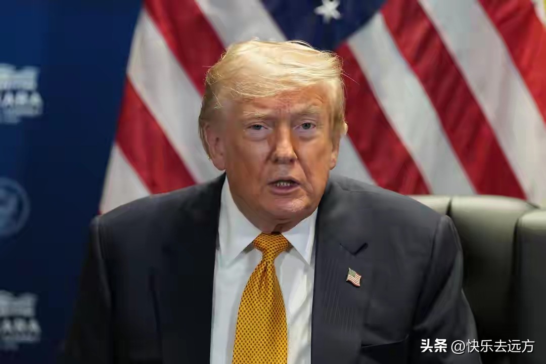 强势！特朗普一出手，直接把美国的安全防线推到了北极圈！

据特朗普社交媒体发文及总台记者报道，美国一分钱不掏，直接宣布将获得世界最大岛屿格陵兰岛的“永久安全控制权”。

这哪是常规防务协议，分明是一张写着“我罩你，你得听我的”硬核条款！

美方不仅无需付费，还要建立大规模军事存在，直接把地缘博弈变成