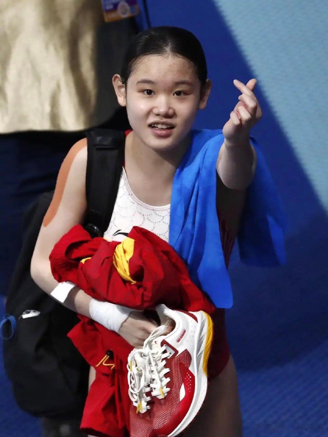 #张家齐坦言感情没有很顺#

张家齐13岁赚81万？这钱就该她赚！💰
综艺《我家那闺女》里，22岁的跳水奥运冠军张家齐聊起收入：
主持人： 你最大的一笔收入是多少？
张家齐： 81万吧，2017年，13岁的时候。
主持人： 13岁就赚了81万？！
张家齐： 比赛奖金。
主持人： 那拿到钱是不是特别开心？
张家齐 ​