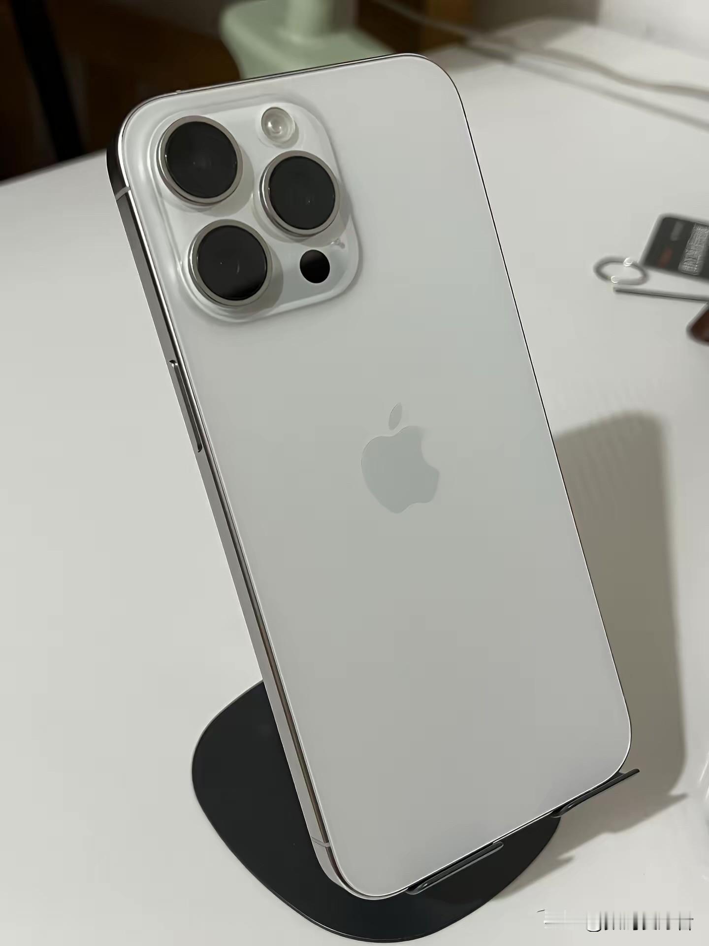 都说iPhone能用五六年，为啥新机一出还有那么多人抢着换？是有什么魔力吗？

为什么每一代iPhone发布新的产品后，销量还是很高呢？像我这台iPhone11，现在依然在用，除了电池不经用了。日常使用还是没问题的。完全没有换机的想法。

想问下，你们每一年买最新款苹果，换手机的原因是什么呢？