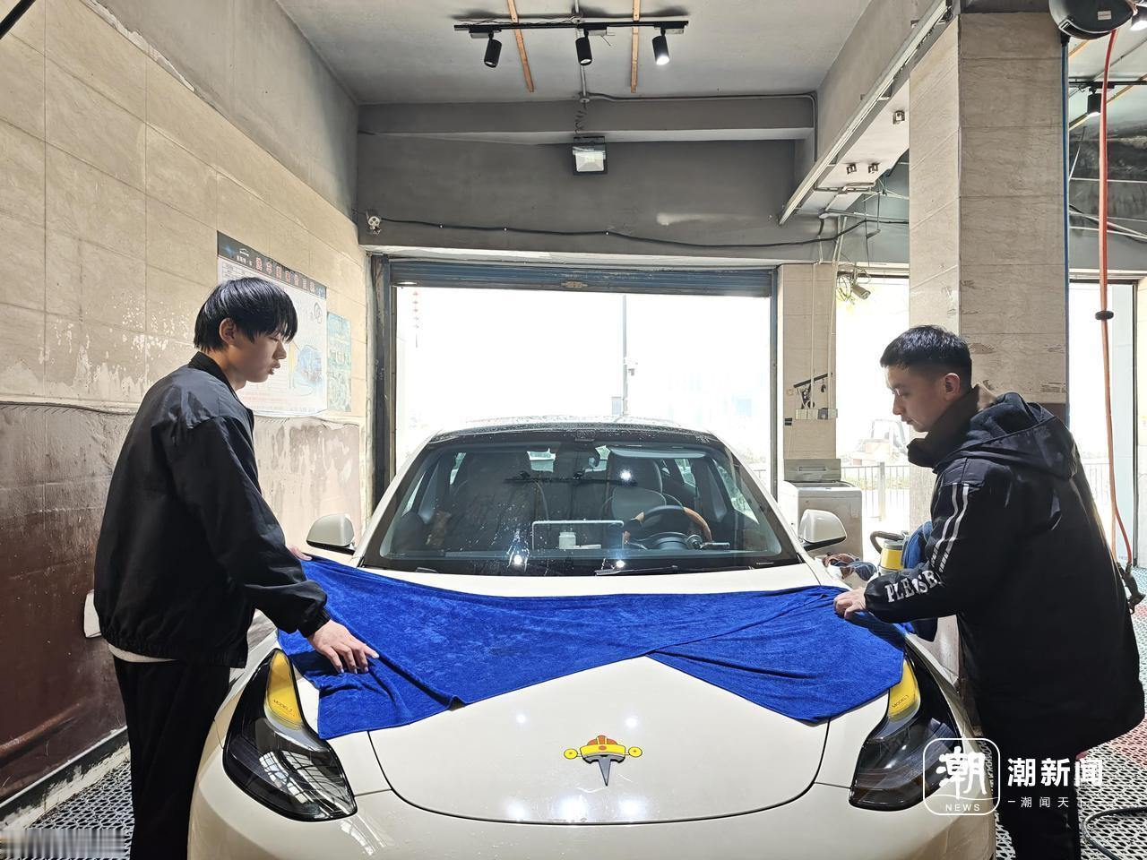 车子“灰头土脸”，洗车店却门可罗雀？车主：都在等一场雨  最近，杭州的...