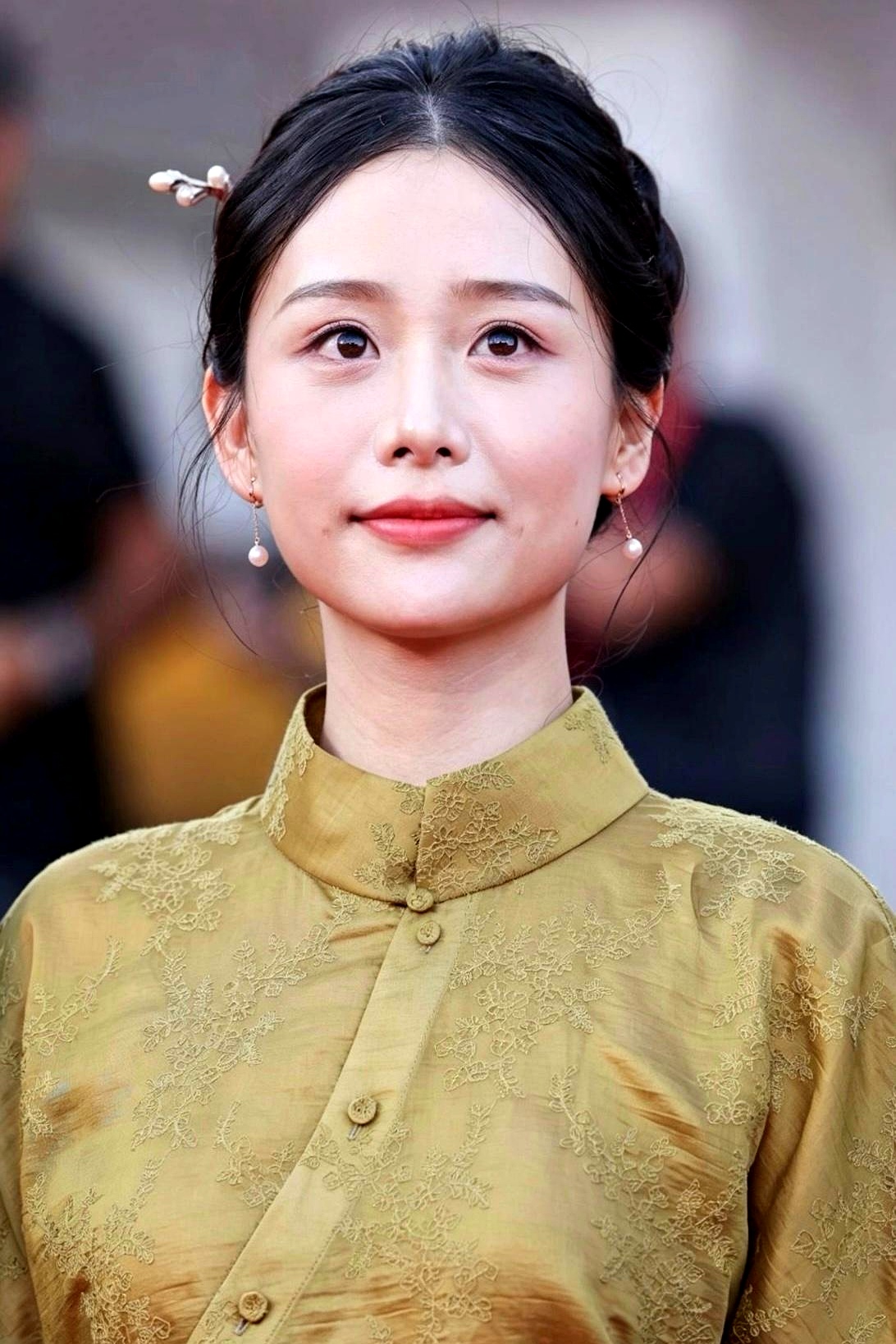 当《给阿嬷的情书》在今年悄悄出圈时，屏幕里那个叫淑柔的女生，一抬眼就把镜头拿捏住了。
王晓慧，1998年8月13日生，潮汕人，略有大小眼，却更显生动，高清怼脸也不慌，甜而不腻，梨涡一现，记住了。

她曾因为容貌焦虑不打算在内娱发展，拒掉不少邀约，兜兜转转还是吃回这碗饭，95后女演员里，又多了一个能打