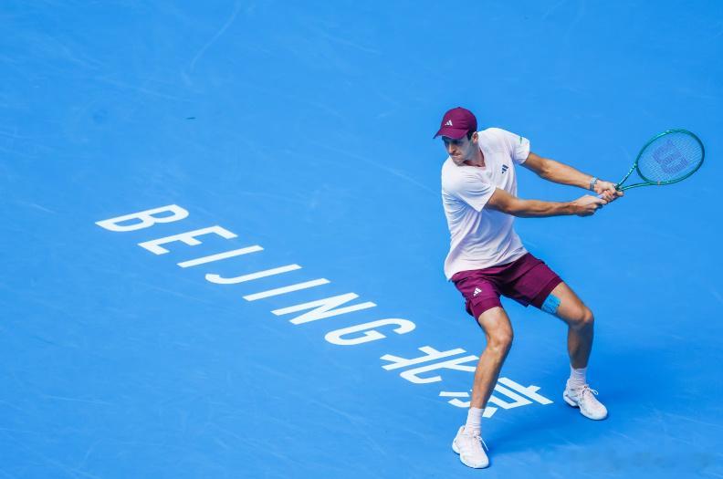 🎾中网男单四强全部就位！#中网男单四强出炉：德约vs梅总 德米vs胡卡 商竣程无缘男双决赛#

中网男单四分之一决赛全部收官，四强对阵正式确定。德约科维奇2‑1逆转兹维列夫，艰难拿下胜利，继续续写自己的中网高光，半决赛将迎战梅德韦杰夫；另一边，德米纳尔三盘翻盘卢布列夫，胡尔卡奇直落两盘击败 ​