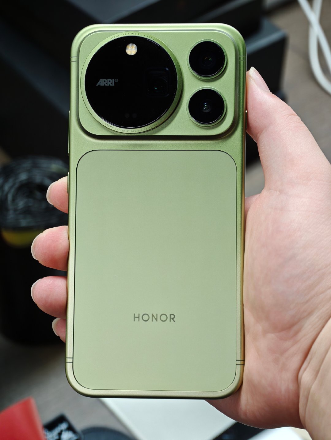 要是出一台绿色的新iPhone Pro，大家觉得会不会就是类似荣耀这个样子[二哈][二哈][二哈] ​