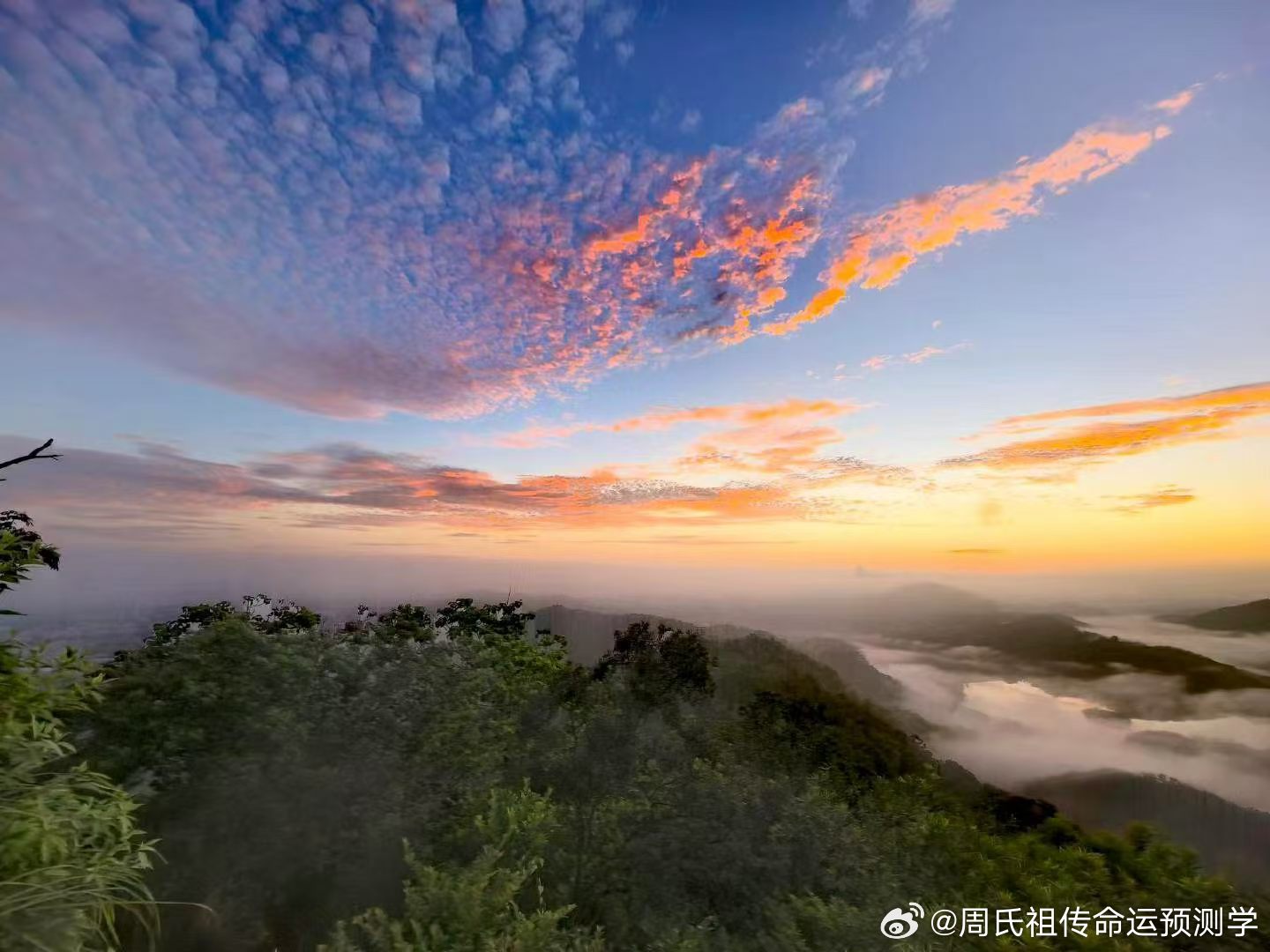 早安，点赞领取好运。丙午年，丁酉月，辛卯日。丙辛合，但辛卯与丁酉天克地冲。地支有卯或酉的卯酉冲，叛逆，防跌跤，交通安全，排斥上班，不想上学。地支有子的子刑卯，子午冲，刑冲了，当然不好过，难罗。地支有戌的卯戌六合，合在家里，哪儿也不想去。甲木正官坐劫财日，伤官见官，不太顺，领导，同事，自己不安稳。乙木七杀坐比肩日，与食神制杀，天克地冲，一顿乱冲，拉黑删除。丙火正财坐正印日，劫财见财，有人想损毁你的名，夺走你的利益。丁火偏财坐偏印日，大家都很需要一笔偏财来解燃眉之急，厮杀吧。戊土伤官坐正官日，伤官见官，操作失误，急功近利，叛逆上司。己土食神坐七杀日，枭神夺食，你想反攻，被人拉住了，使不上力。庚金劫财坐正财日，七杀与劫财天克地冲，都是为利益争斗的人。辛金比肩坐偏财日，丁火七杀天克地冲，竞争对手很强，你要用力。壬水正印坐伤官是天乙贵人，但与丁酉天克地冲，名利都被人破坏。癸水偏印坐食神是天乙贵人，丁火的力量要强过辛金，才不至难过。