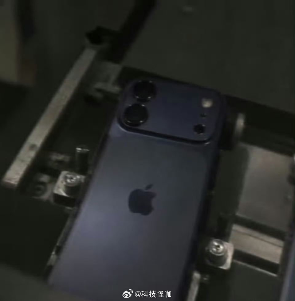 iPhone18 标准款外观疑似曝光
其实爆不爆都没卵用，基本都能猜到
就是少了个摄像头，至于配置，没什么可关注的，反正对普通人都够了

#iPhone18外观曝光# ​