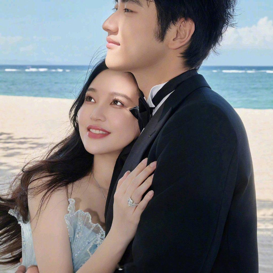 #金莎疑似怀孕了#

画面里金莎和孙丞潇低调遛狗的样子好温柔，宽松穿搭引来怀孕讨论。

大家也记得她曾说过用科技方式保留生育可能，不少人盼着他俩好事将近，但别过度脑补，静待当事人的正式官宣。 ​