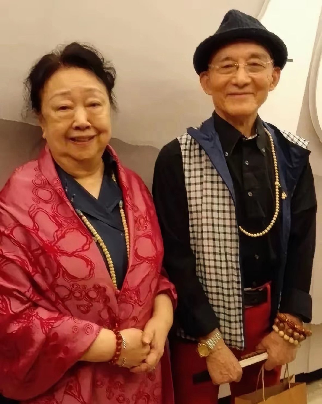 92岁的游本昌走了，
他最放心不下的不是跟自己最亲的女儿，
也不是早年有心结后来才和好的儿子，而是和他相伴一生的老伴。​当年为了陪患癌的妻子，他放下蒸蒸日上的演艺事业，在家守了整整四年。92岁走了，走的时候，最惦记的还是那个陪了他一辈子的人。 ​